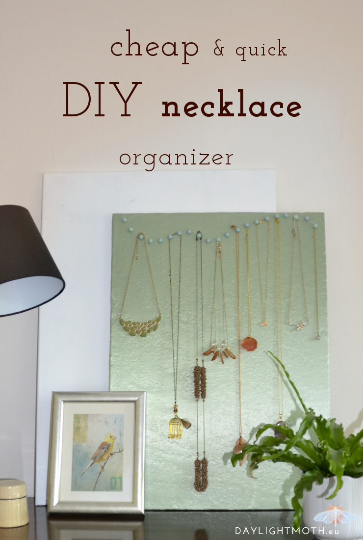 This easy peasy to make DIY necklace organizer was made mostly from leftover material and stuff I already owned, so it came quite cheap to me. And I like that the display invites me to wear my jewellery more.